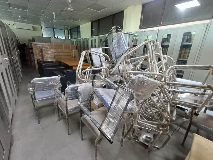 अंबाला छावनी के उपमंडल भवन स्थित सेंट्रल स्टेट लाइब्रेरी में पहुंची कुर्सियां। संवाद