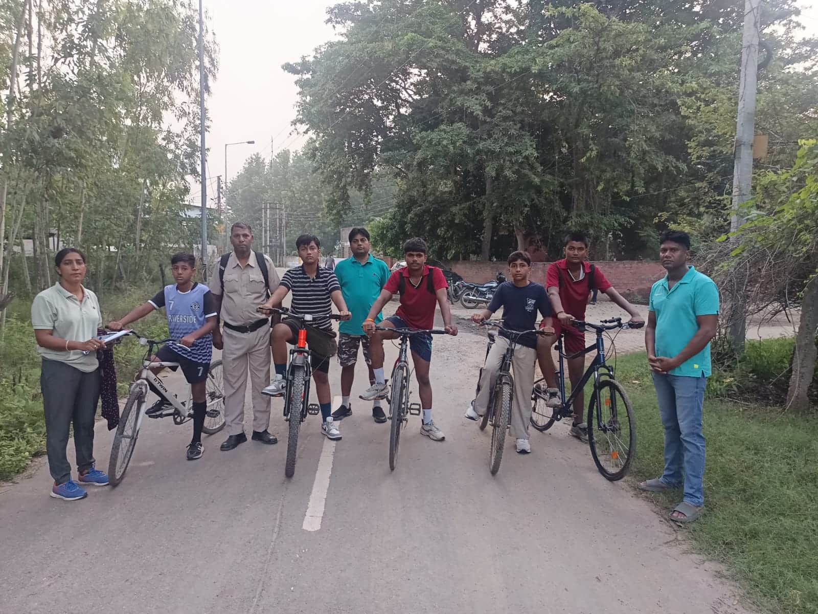 अंबाला छावनी में साइकिलिंग प्रतियोगिता के दौरान मौजूद खेल शिक्षक व खिलाड़ी। संवाद