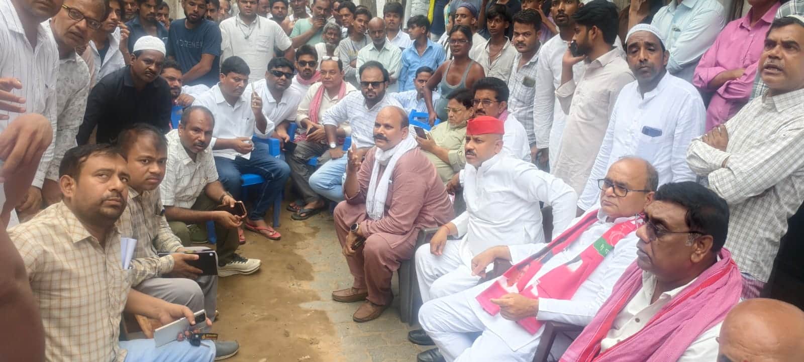 अलीगंज के मुमताजगंज में शुक्रवार को बिजली विभाग की कथित कार्रवाई के विरोध में धरने पर बैठै विधा