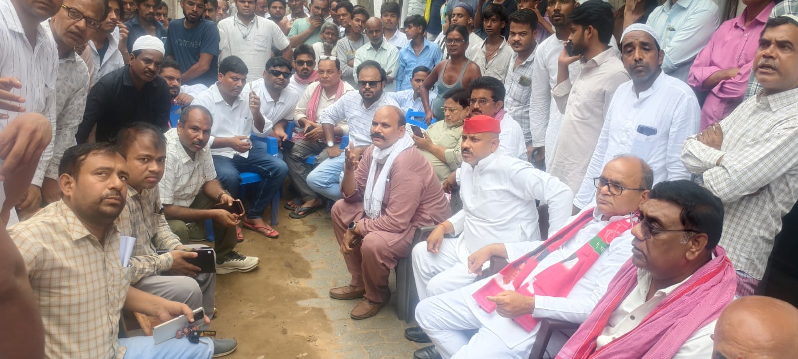 अलीगंज के मुमताजगंज में शुक्रवार को बिजली विभाग की कथित कार्रवाई के विरोध में धरने पर बैठै विधा