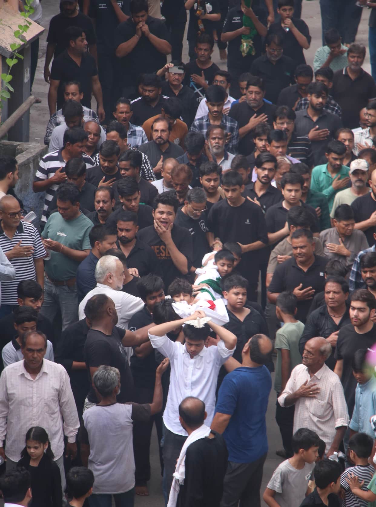 Devotees thronged to pay their final respects to the 'Alam'.