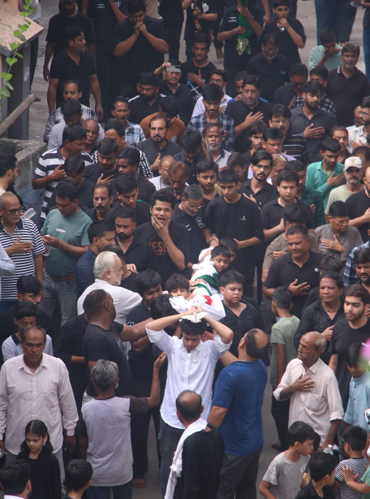 Devotees thronged to pay their final respects to the 'Alam'.