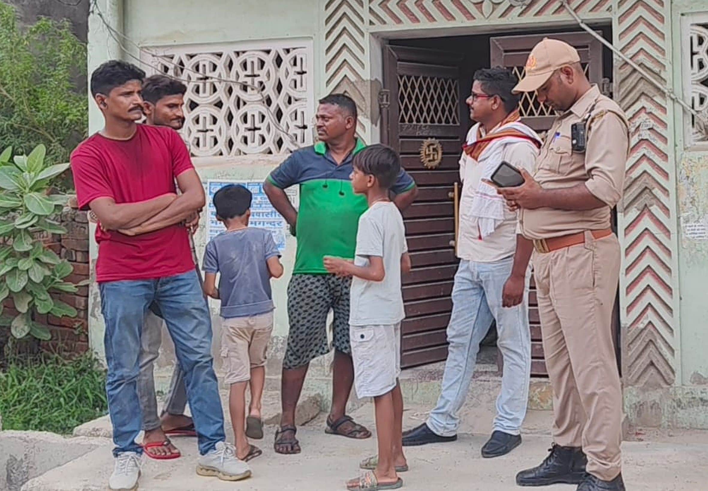 अमेठी के धम्मौर रोड पर महिला का शव मिलने के बाद मौजूद लोग। स्रोत: स्थानीय नागरिक