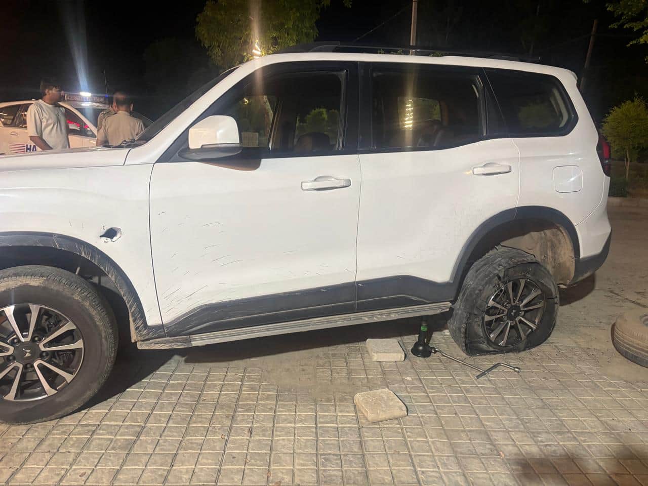 असंध गाड़ी के टायर में लगी गोली। सवाद