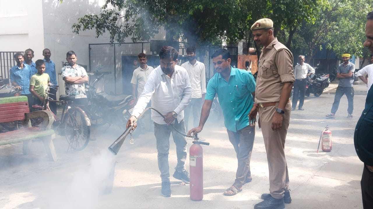 अतरौलिया के सौ शैय्या संयुक्त चिकित्सालय में आग बुझाने का प्रशिक्षण देते फायरकर्मी। संवाद