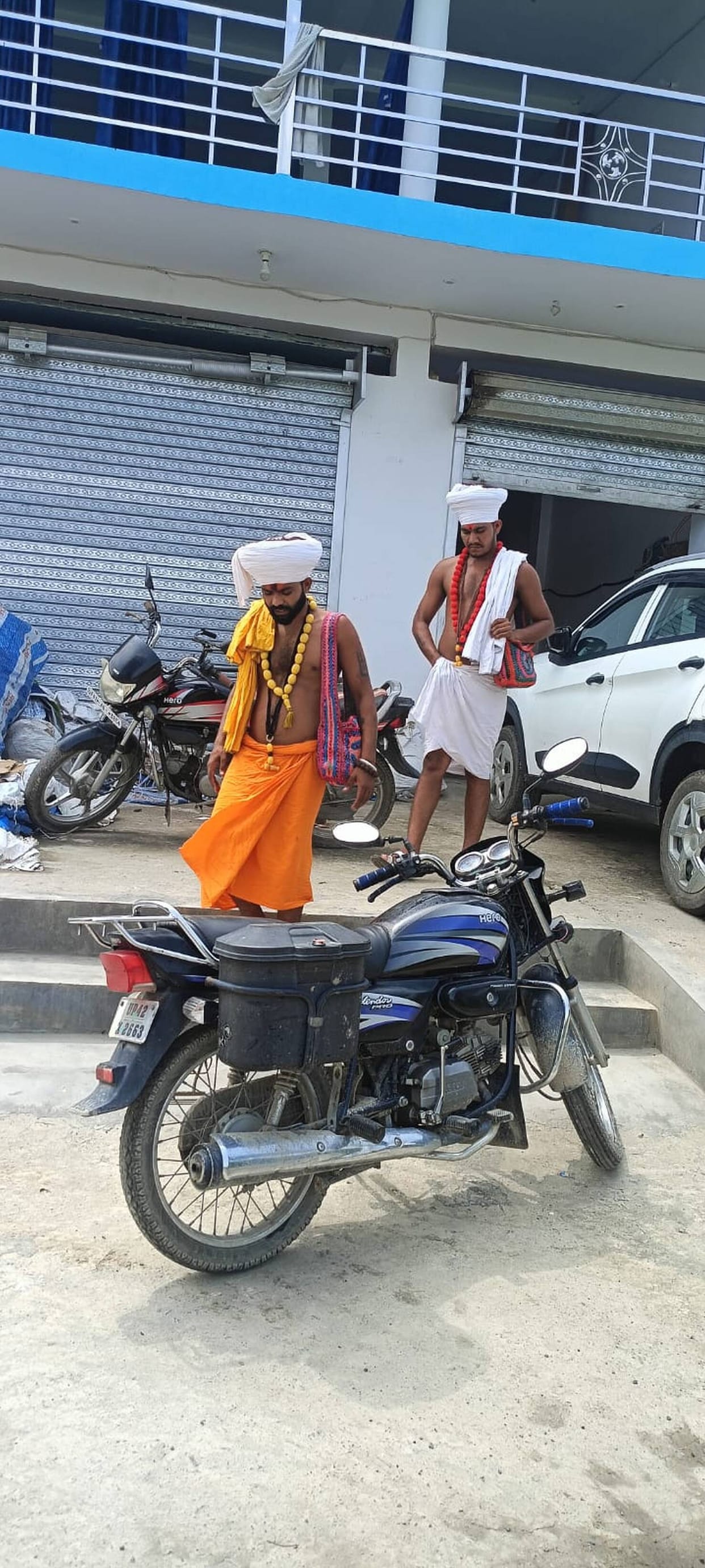 Fraudsters posing as ascetics asked for water and made off with gold jewelry weighing four-and-a-half tolas