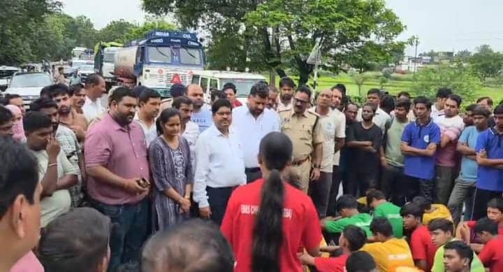 Children of Eklavya Residential School blocked the road, demanding removal of the Principal and facilities.