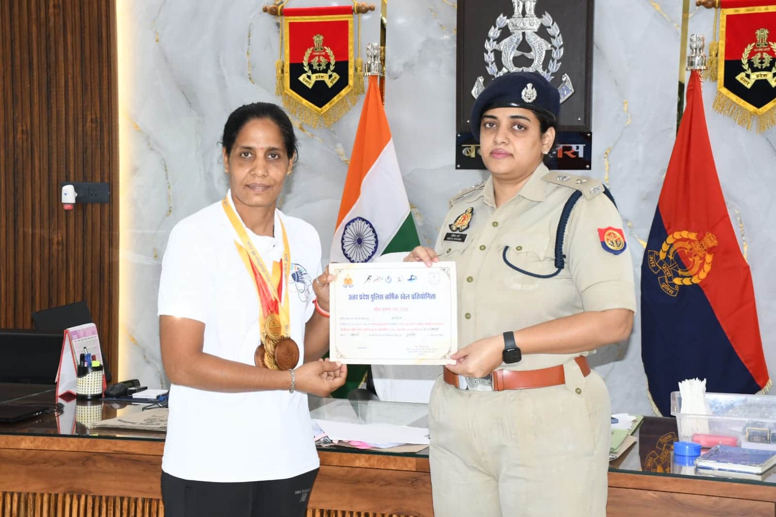 बैडमिंटन खिलाड़ी मुख्य आरक्षी कविता को सम्मानित करतीं एसएसपी अंकिता शर्मा। फाेटो स्रोत-पुलिस