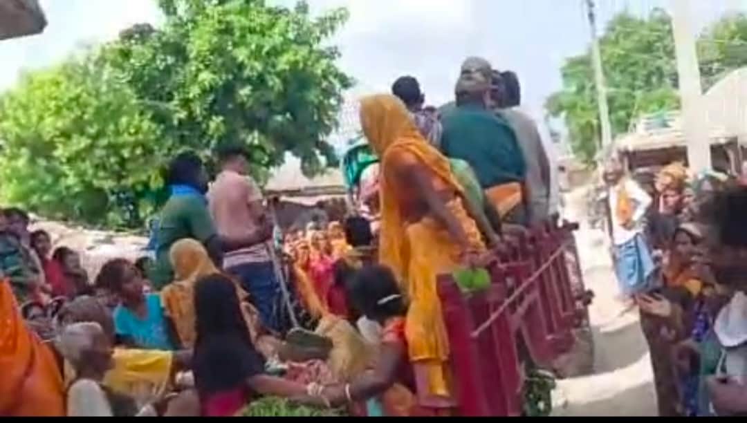 बाघ के हमले में महिला की मौत के बाद गाँंव में अफरा तफरी ।स्रोत-सोशल मीडिया