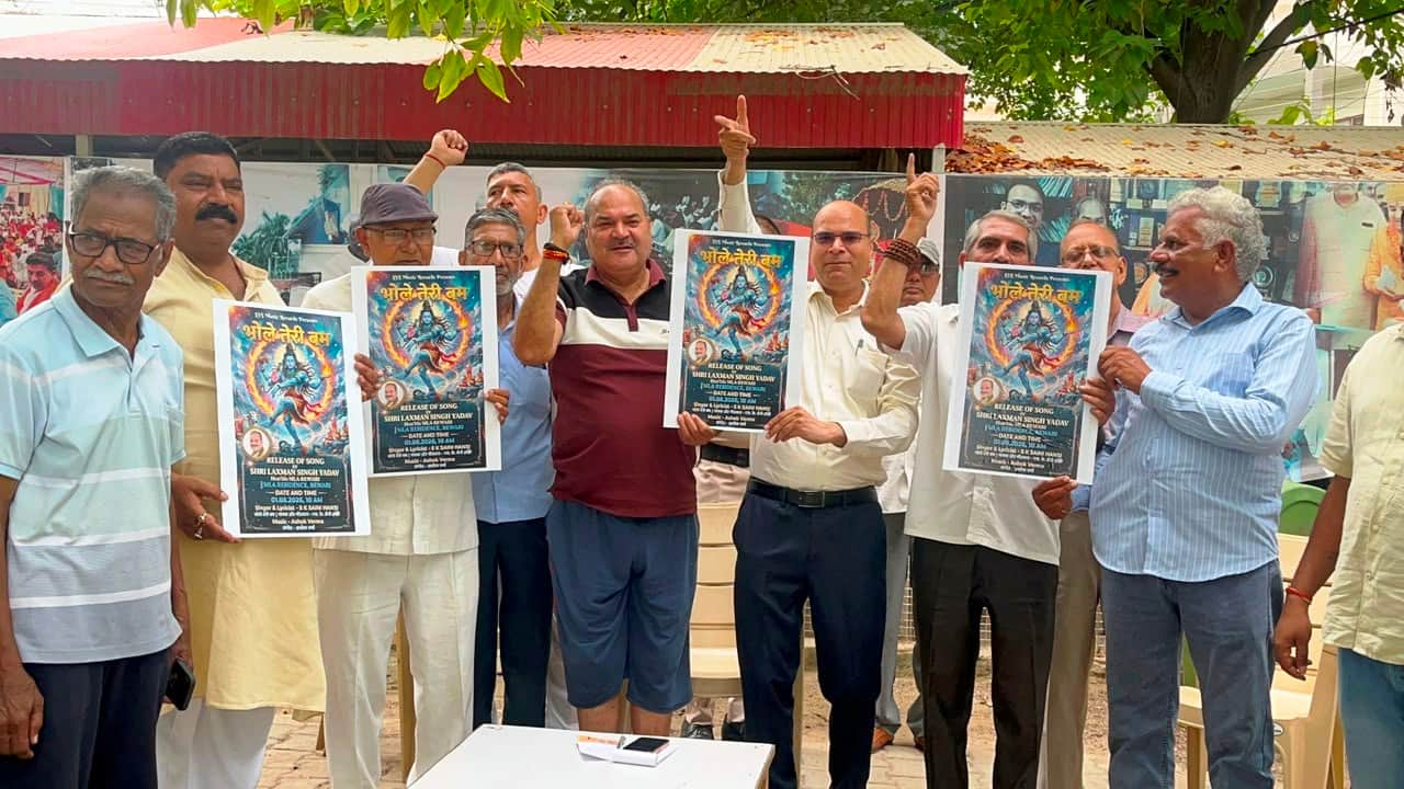 भक्ति गीत का विमोचन करते विधायक लक्ष्मण सिंह यादव। स्रोत : प्रवक्ता