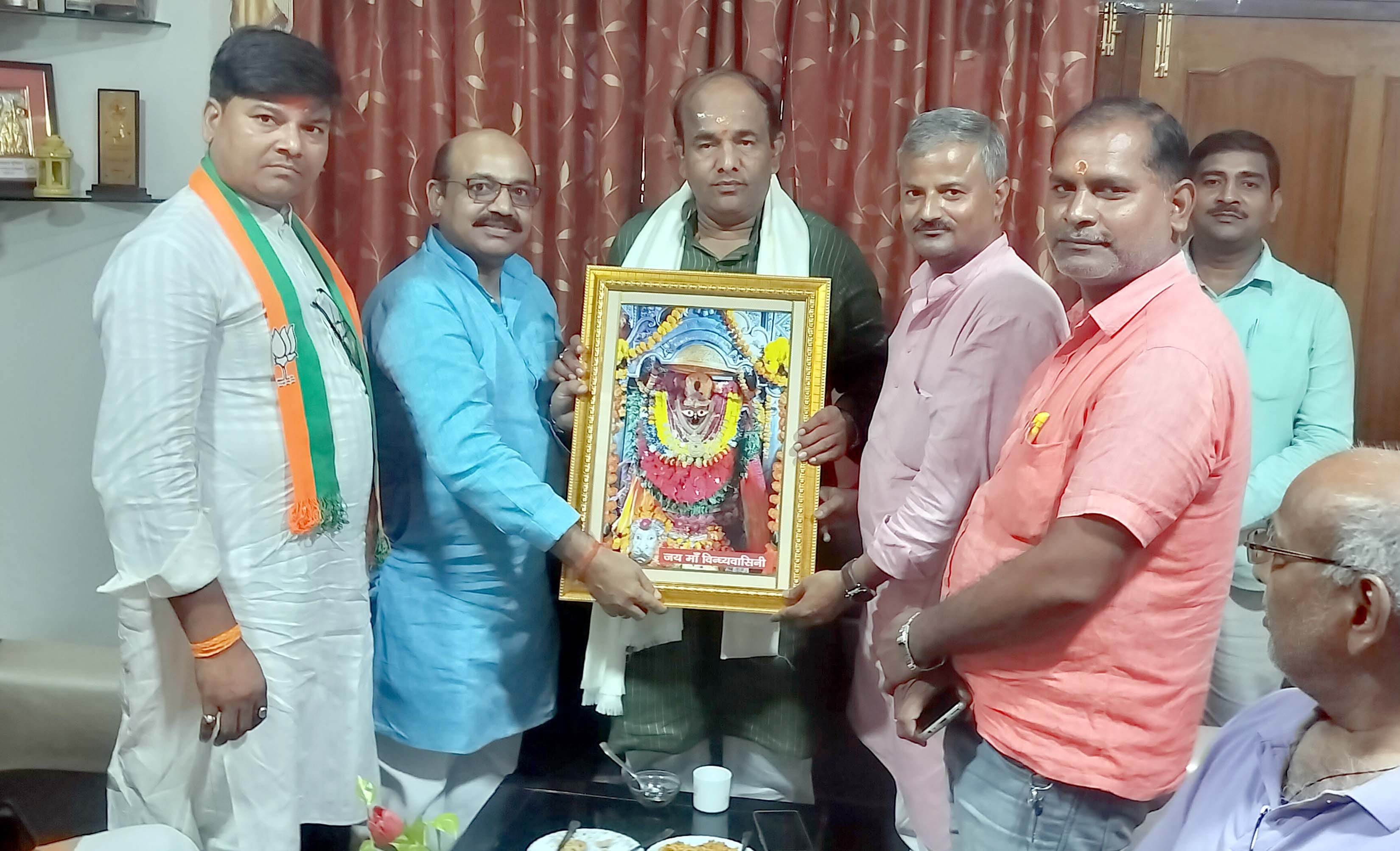 भदोही आए भाजपा प्रदेश उपाध्यक्ष का स्वागत करते पार्टी कार्यकर्ता। स्रोत- स्वाद
