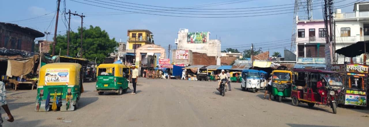 बेला चौराहा पर ऑटो रोक कर खड़े चालक।संवाद