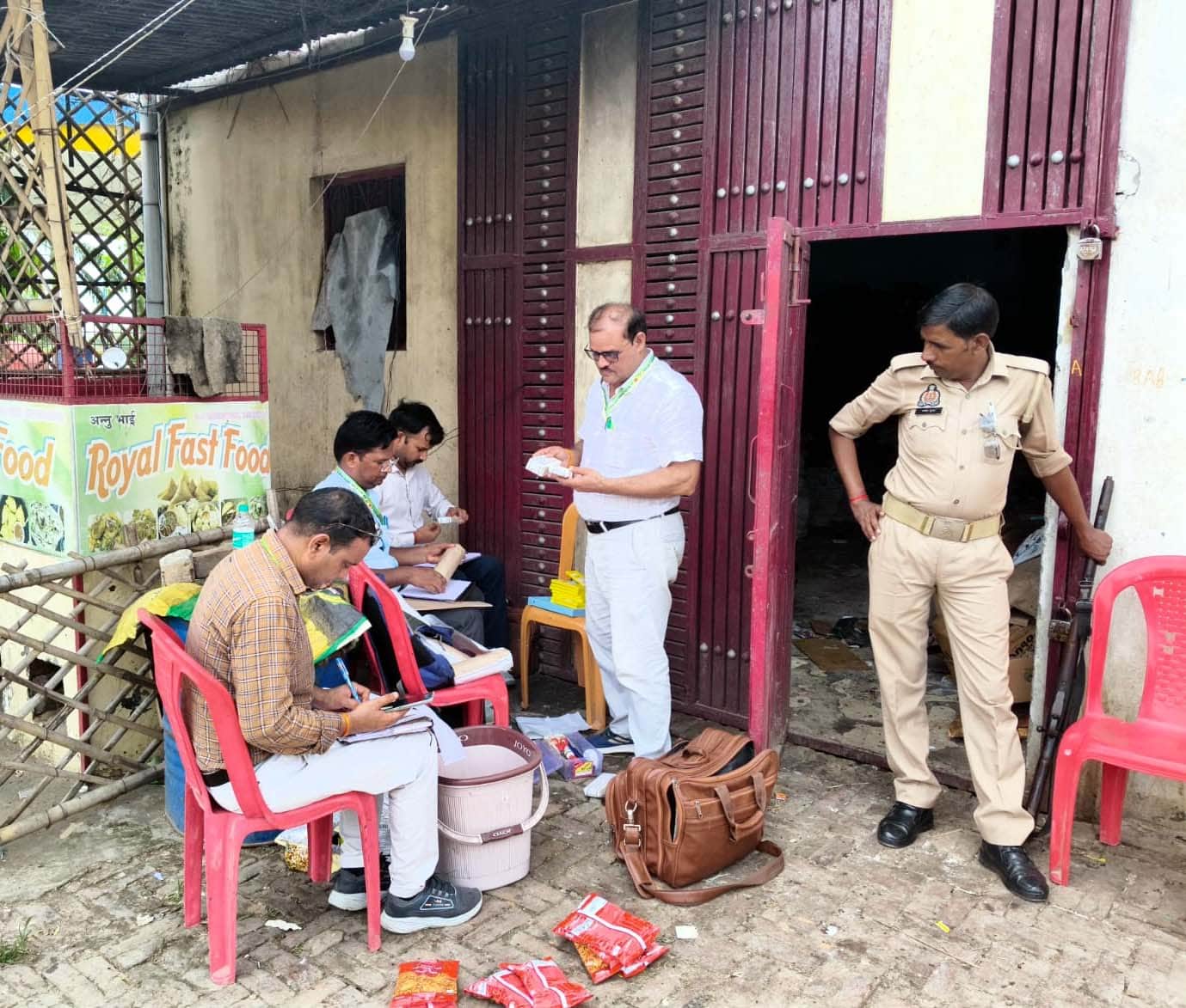 बिल्सी के खैरी स्थित गोदाम पर खाद्य पदार्थो के नमूने लेेती टीम। संवाद