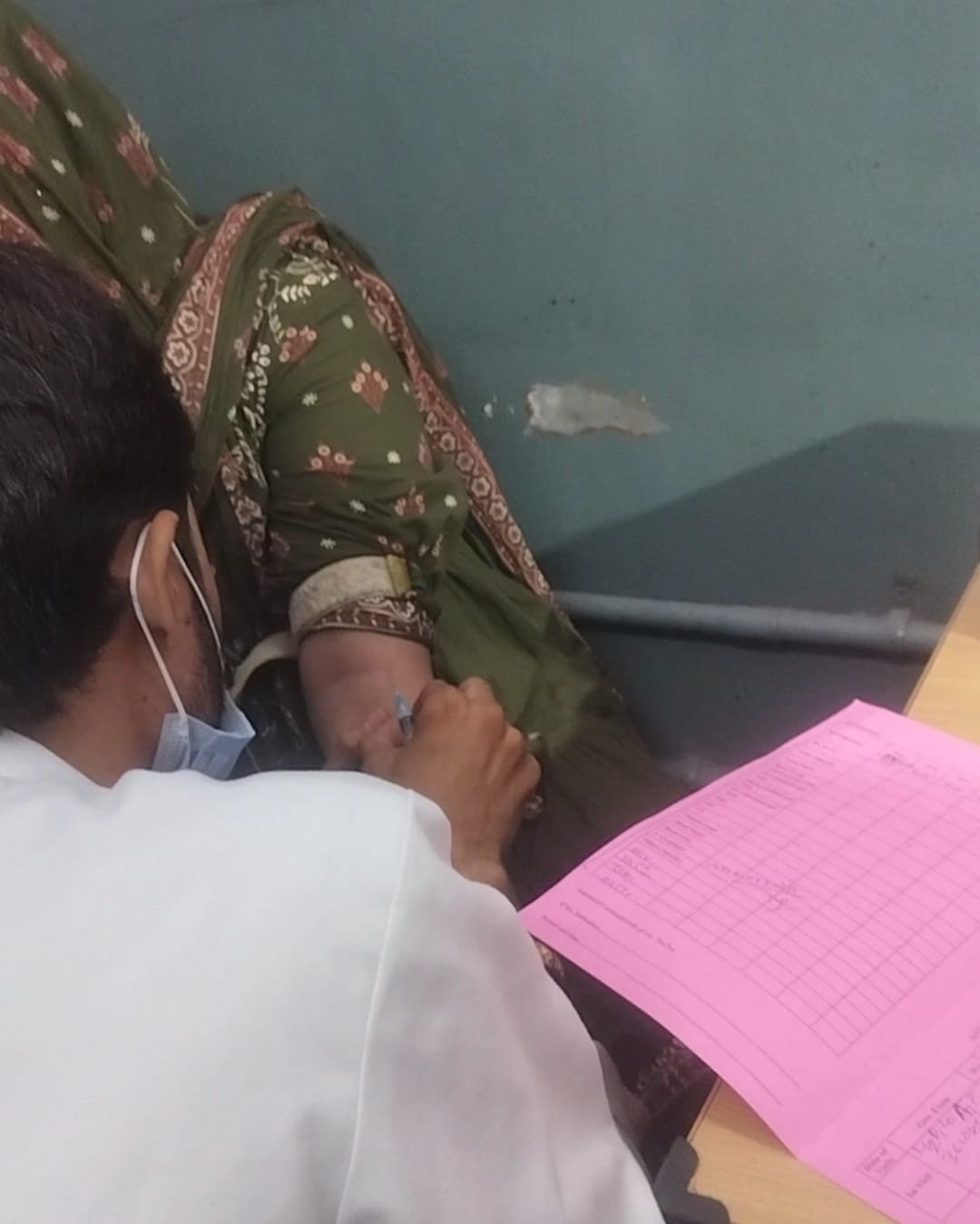 बिना ग्लव्स खून निकालते स्वास्थ्य कर्मी