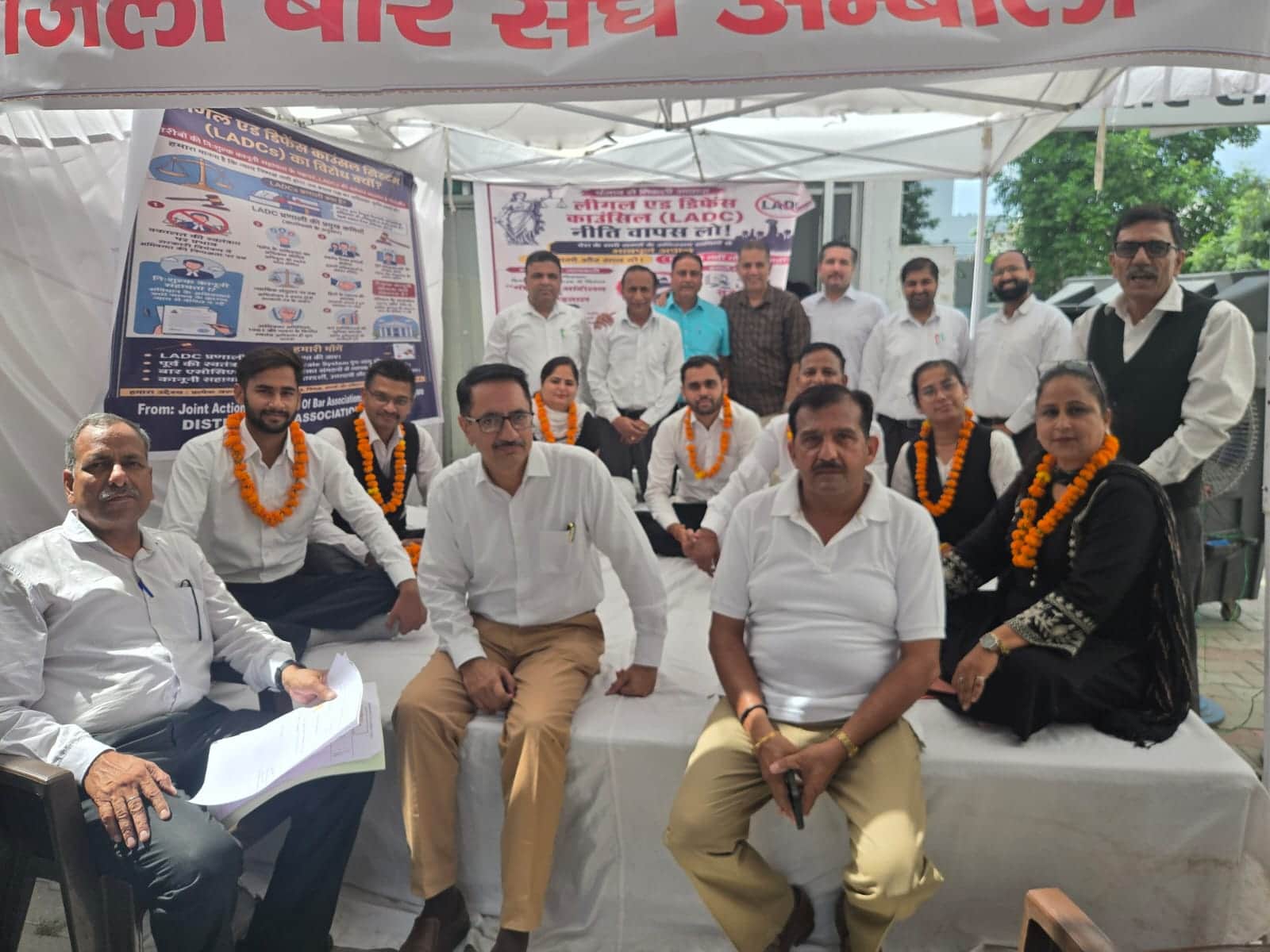 बार एसोसिएशन कार्यालय के सामने भूख हड़ताल पर बैठे अधिवक्ता। अधिवक्ता