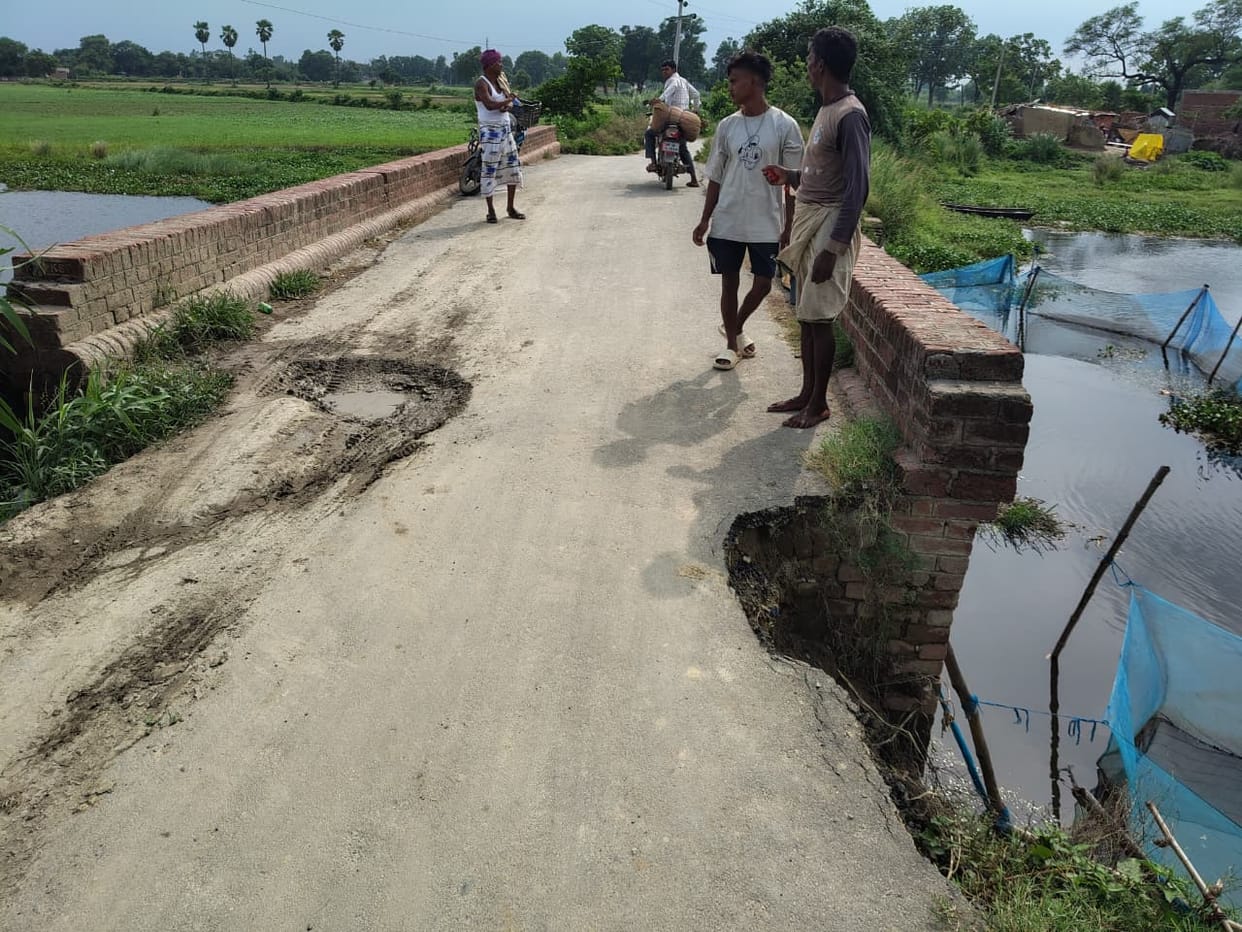 The culvert built on the Gadari drain of Shivpur-Surypura road collapsed.