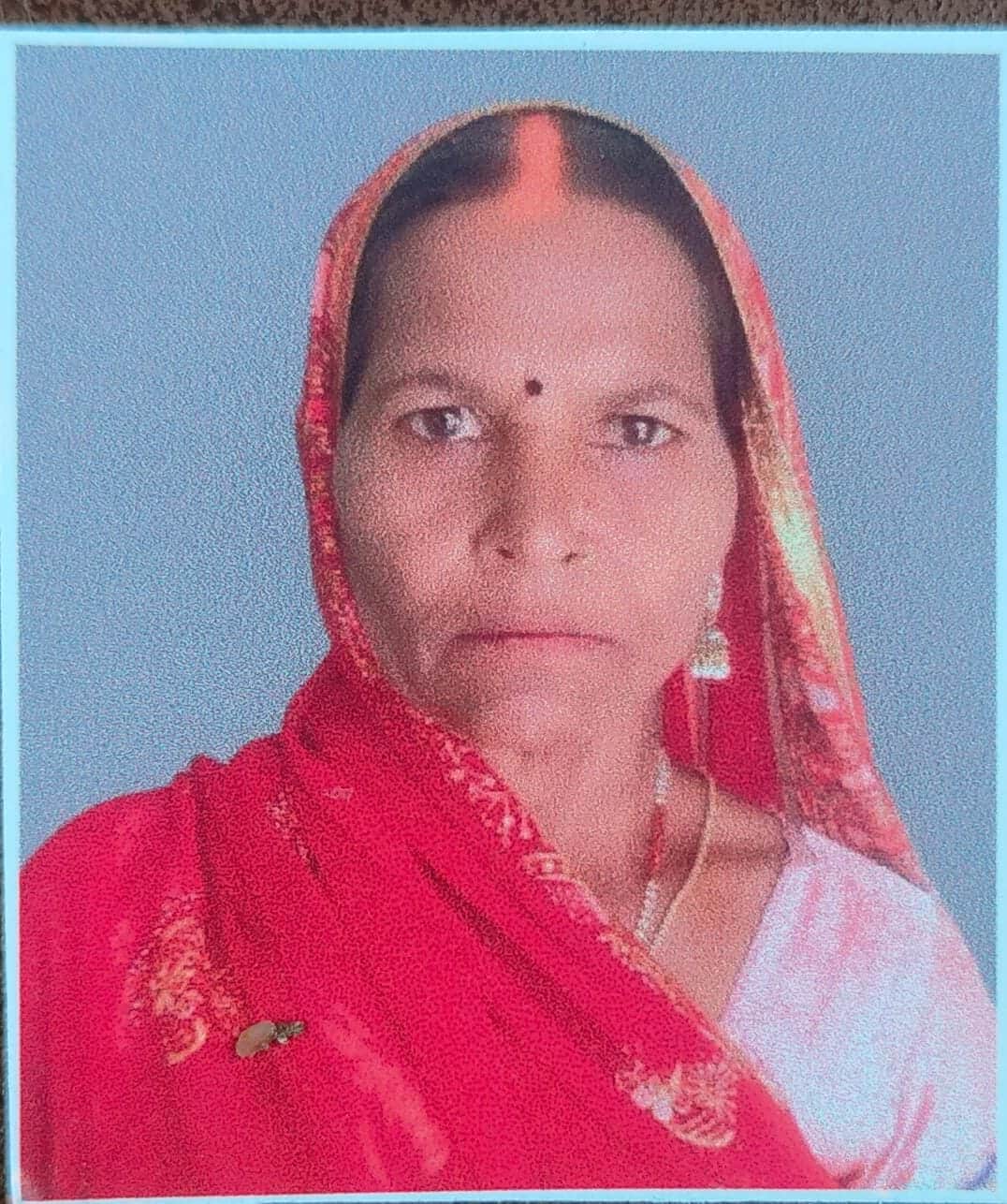 A woman crossing the road died in an accident