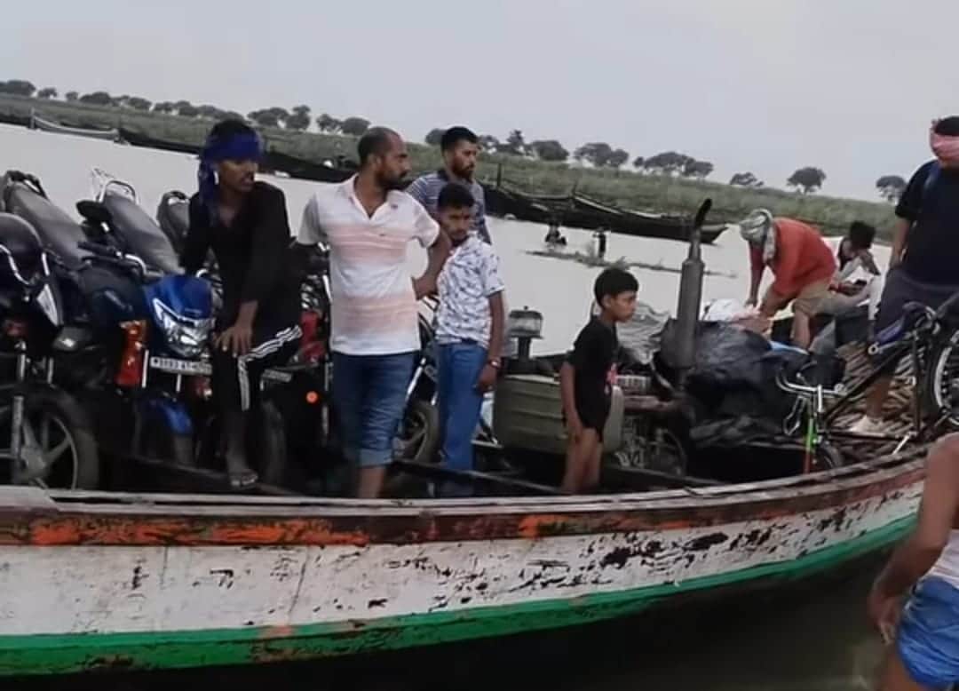 Boats overloaded at Mahuli Ghat, demand for starting steamer service