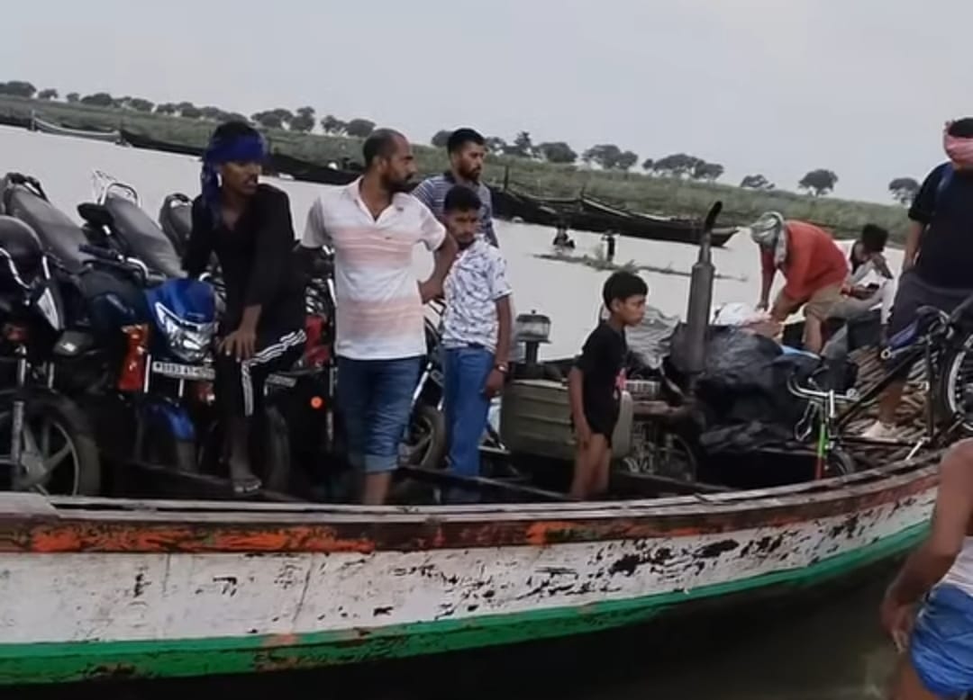 Boats overloaded at Mahuli Ghat, demand for starting steamer service