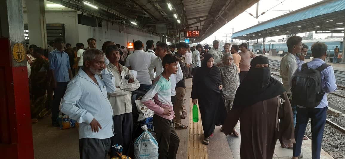 बस्ती रेलवे स्टेशन पर ट्रेन का इंतजार करते यात्री।संवाद