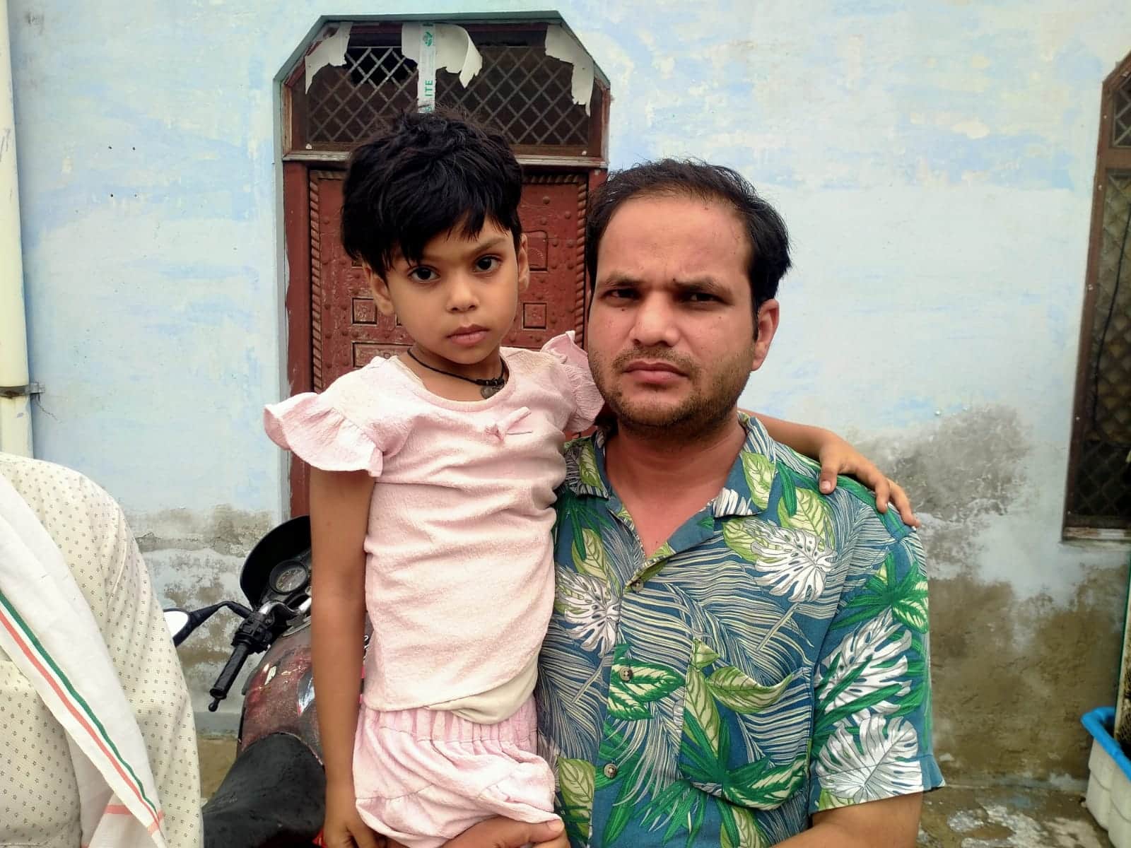 बेटी साक्षी को गोद में लेकर खड़े पिता कृष्ण मुरारी। संवाद