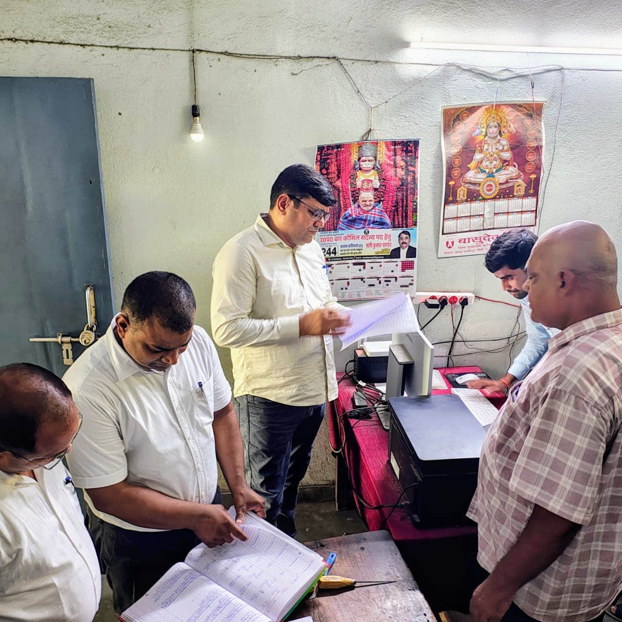 बंदोबस्त अधिकारी के कोर्ट में जांच करती तीन सदस्यी टीम।स्रोत-सूचना विभाग