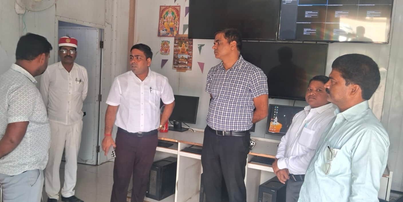 बुद्ध महापरिनिर्वाण मंदिर के दक्षिणी गेट पर कंट्रोल रूम में अधिकारियों को निर्देश देते कसया एसड