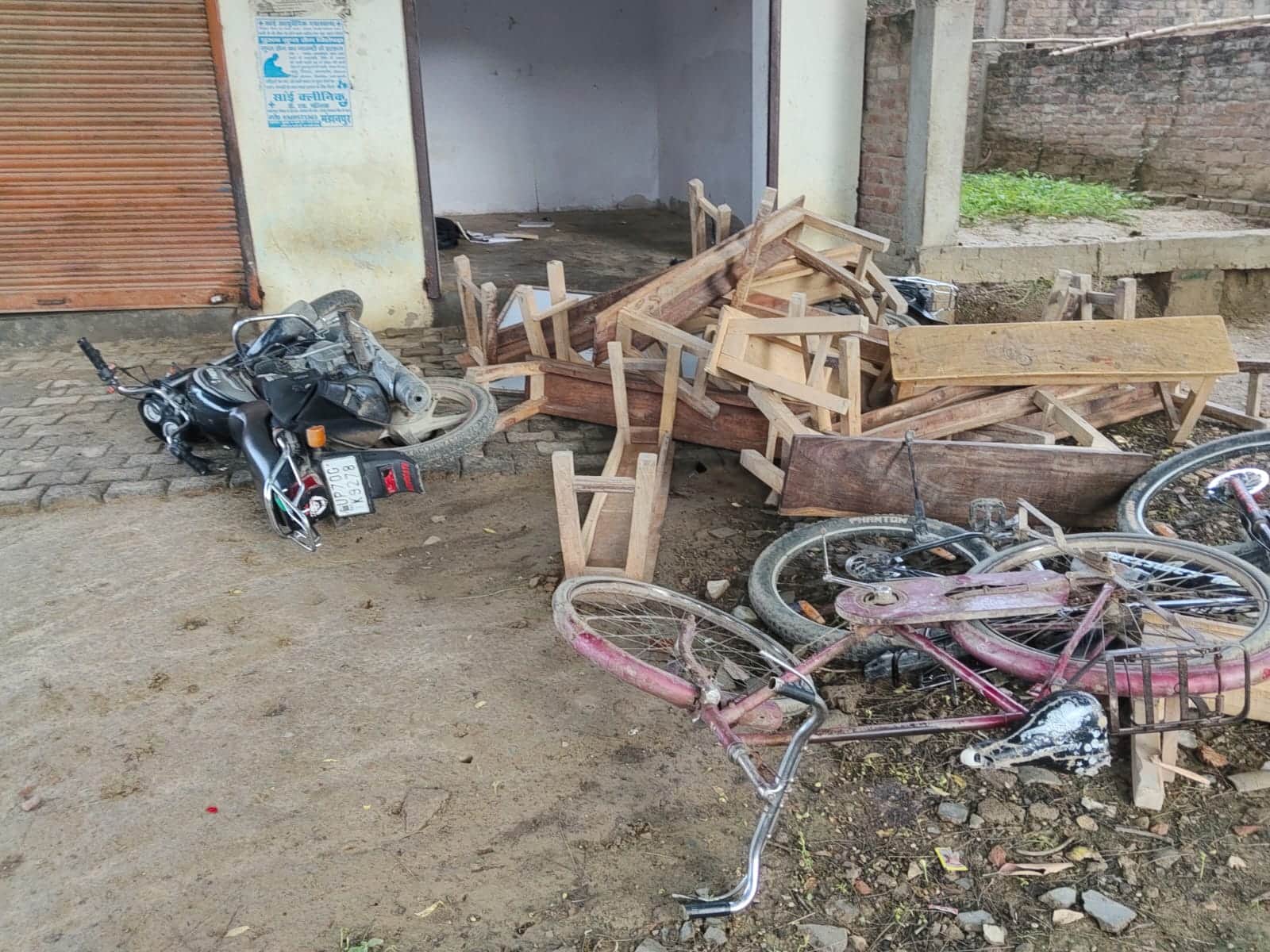 चायल के अजमतगंज स्थित कोचिंग तोड़ी गई बेंच और वाहन। संवाद