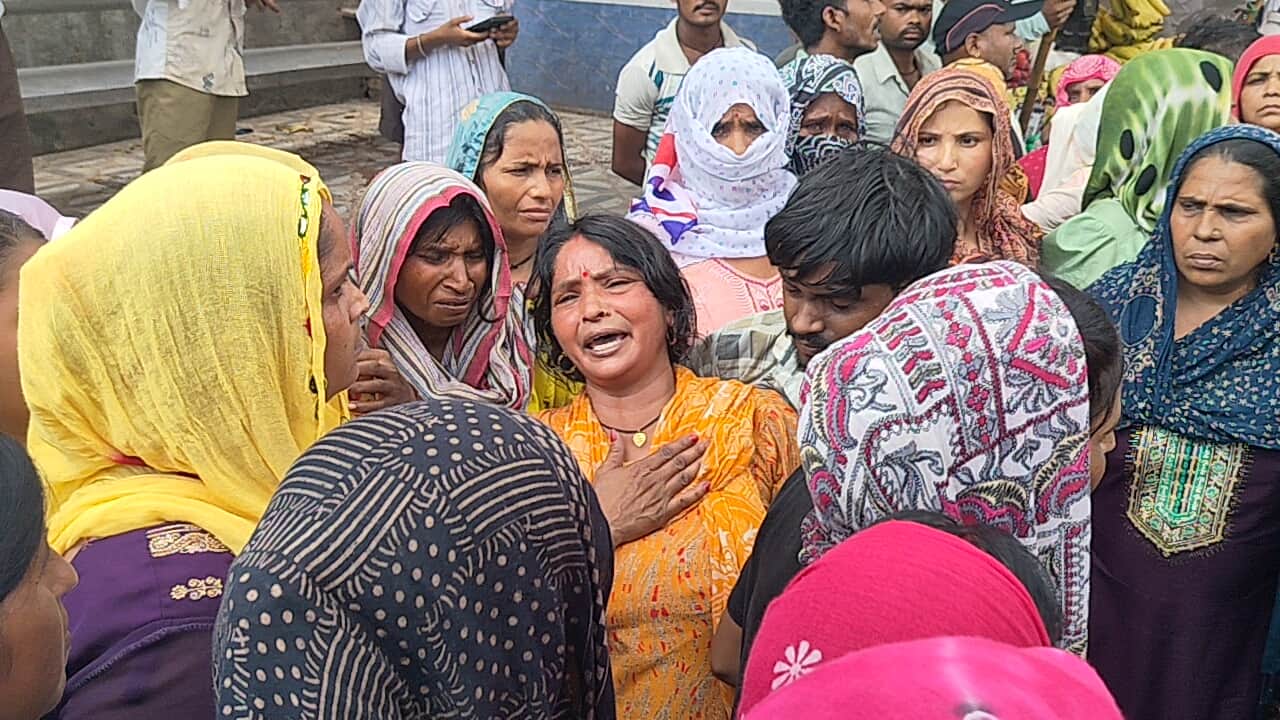 छपरौली में छज्जा गिरने से मृतक सुरेंद्र का शव पहुंचने के बाद विलाप करते परिजन। संवाद