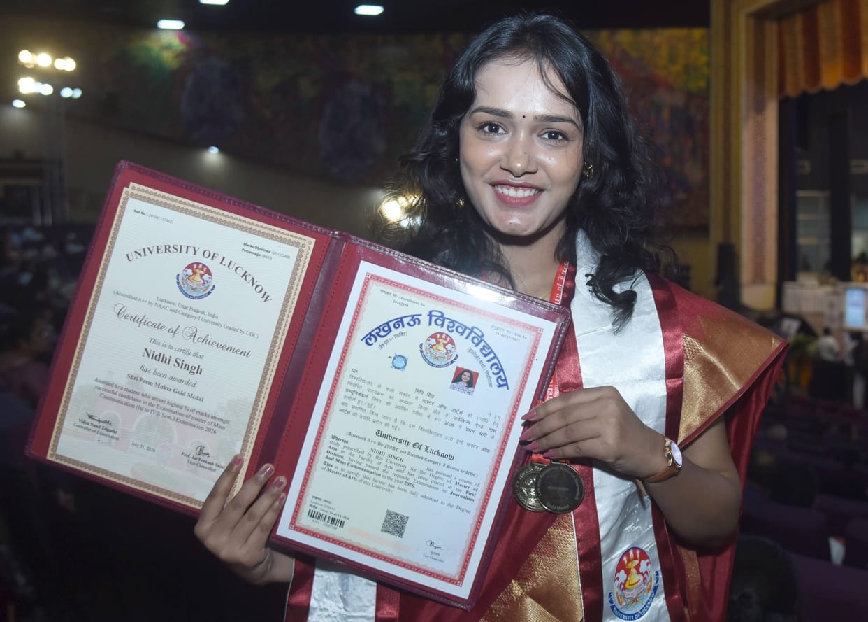 MJMC student Nidhi Singh receives the Atul Maheshwari Memorial Gold Medal.