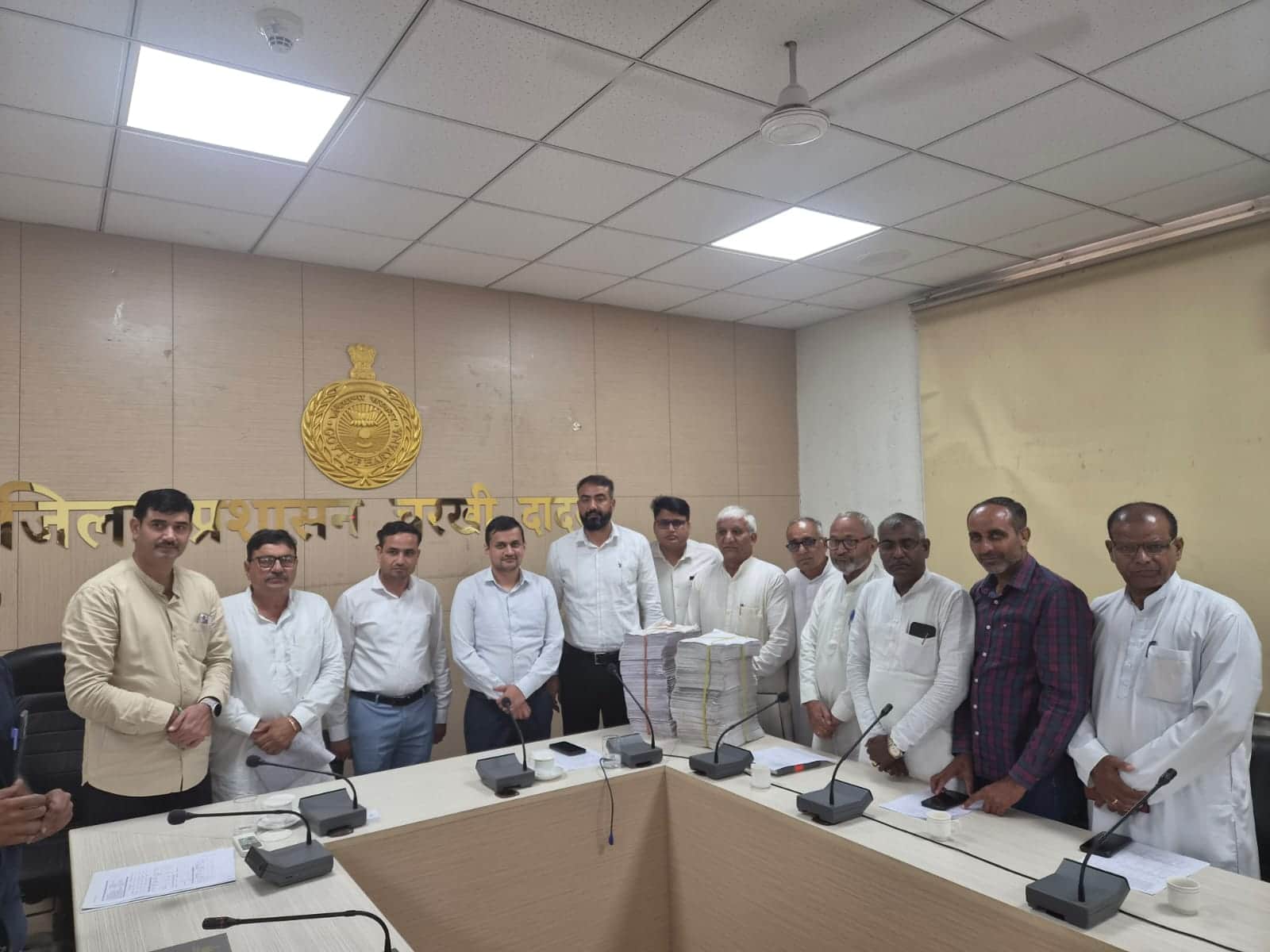 एसडीएम के साथ बैठक में शामिल राजनीतिक दलों के सदस्य। 