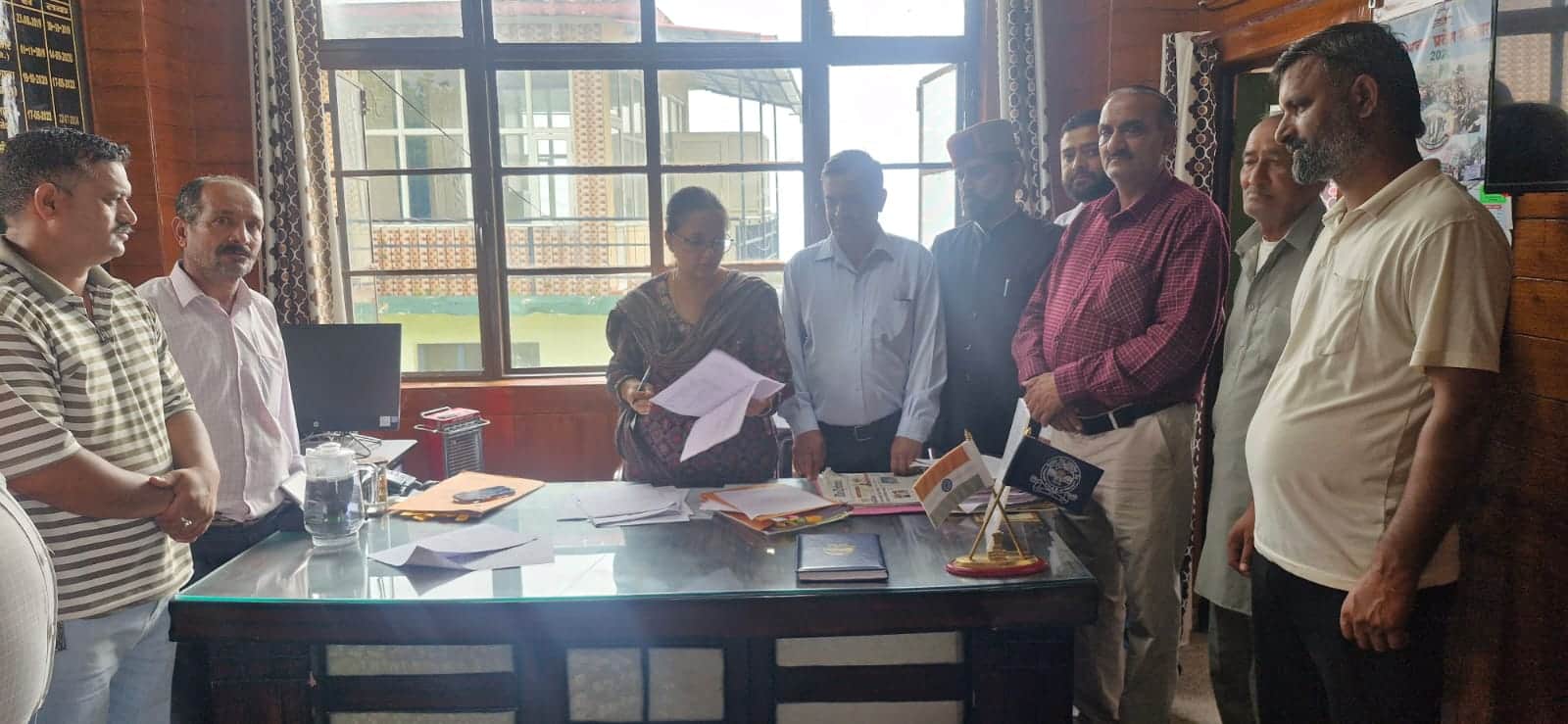 एसडीएम पच्छाद को अवैध क्रशर निर्माण को लेकर ज्ञापन सौंपते बाग पशोग पंचायत के ग्रामीण। संवाद