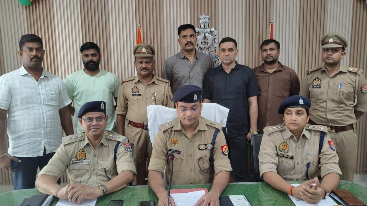 फोटो 01 एचएएमपी 22- रीता हत्याकांड का खुलासा करते अपर पुलिस अधीक्षक अरविंद कुमार वर्मा, साथ में