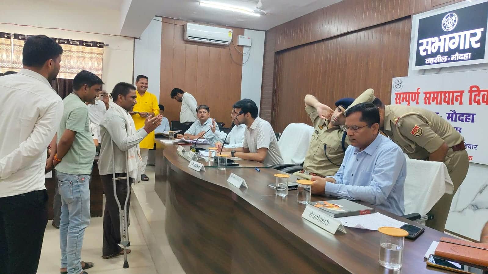 फोटो 01 एचएएमपी 28- जिला स्तरीय समाधान दिवस पर शिकायतें सुनते डीएम व एसपी। संवाद
