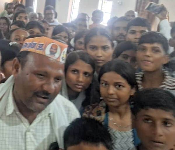 फोटो 01 एमएएचपी 09 परिचय-समाधान दिवस में डीएम से समस्या बताते अक्ठौंहा गांव के छात्र-छात्राएं। 