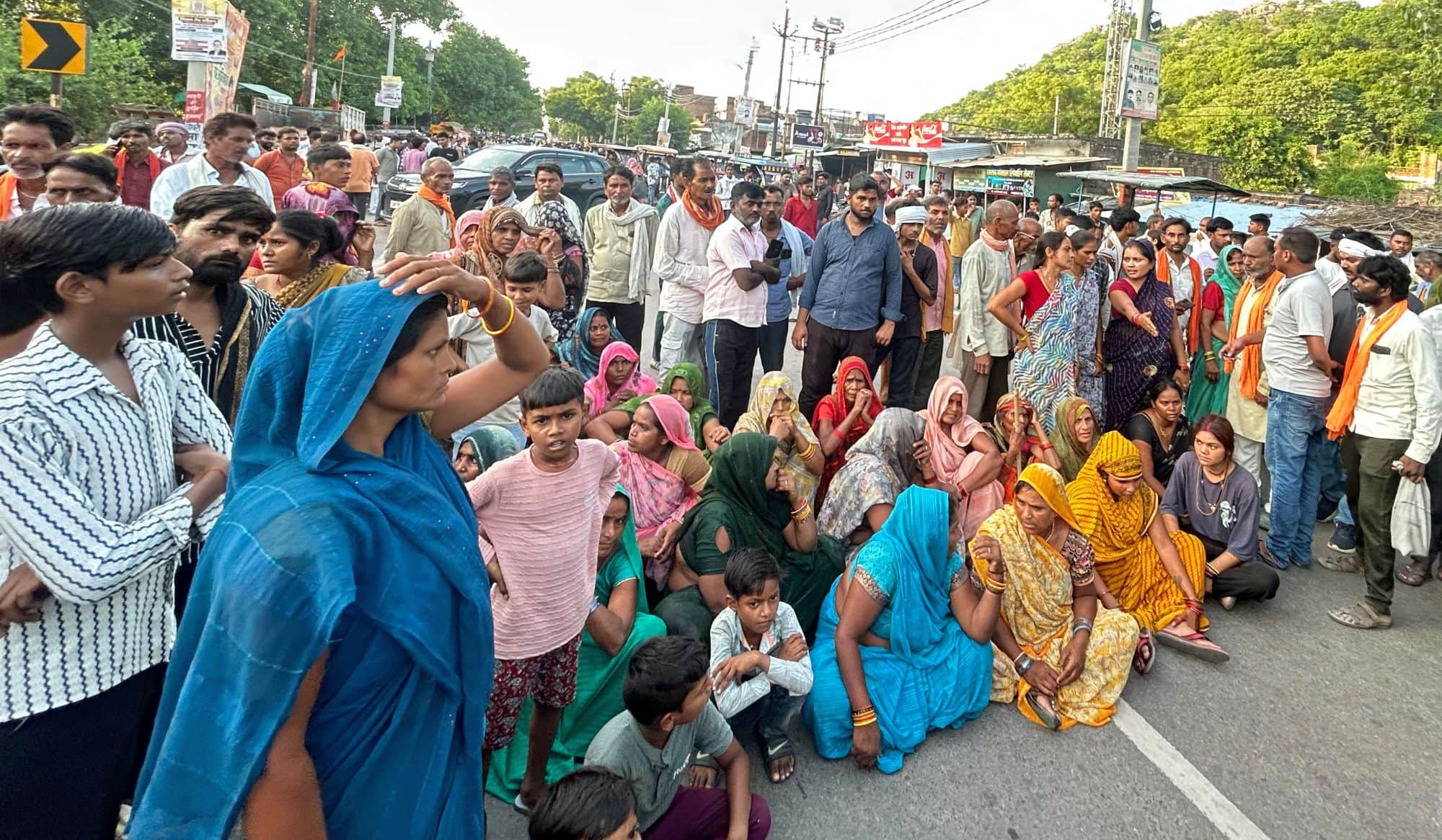 फोटो 01 एमएएचपी 14 परिचय-कानपुर-सागर हाईवे पर थाना कबरई के सामने जाम लगाए परिजन व मोहल्लेवासी। 