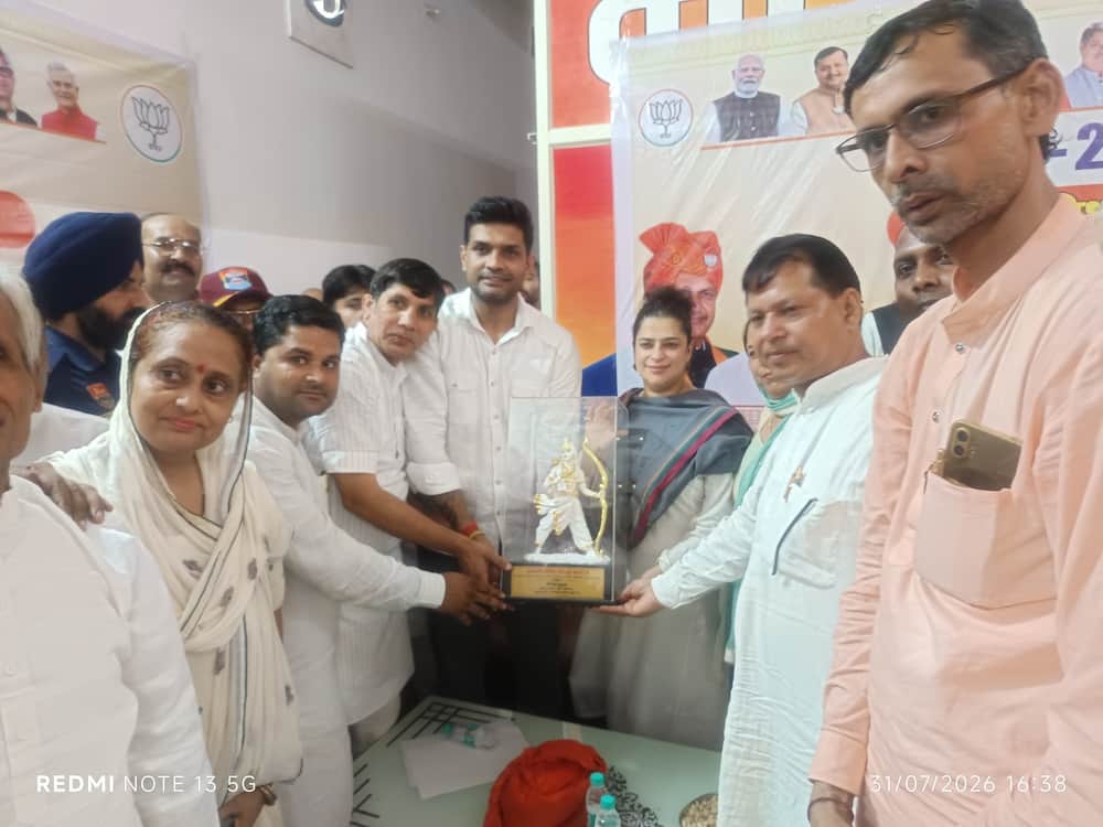 फोटो 02 महम में सिंचाई मंत्री श्रुति चौधरी को स्मृति चिह्न भेंट करते दीपक निवास हुड्डा। संवाद