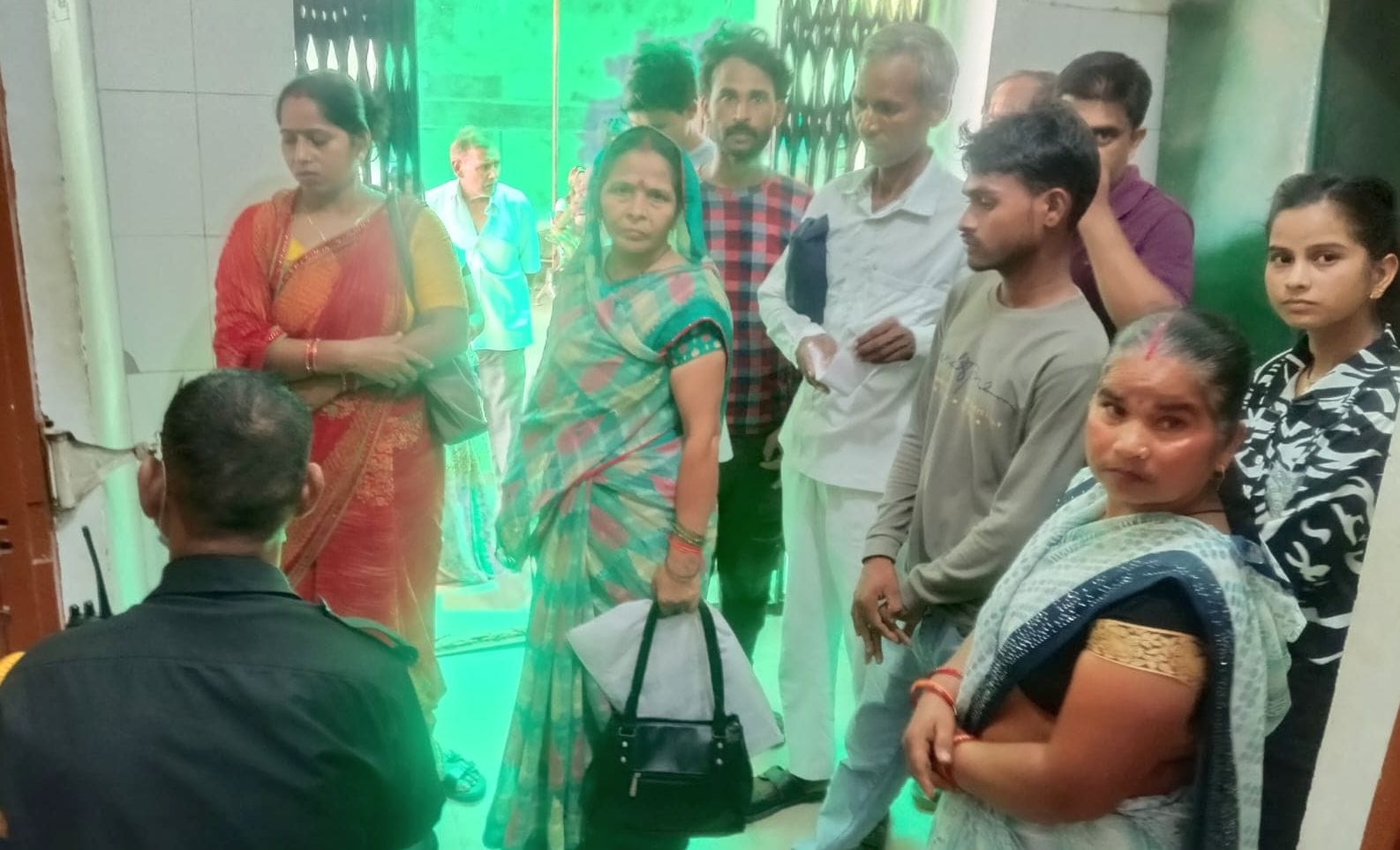 फोटो-04- मेडिकल कॉलेज में अल्ट्रासाउंड कक्ष के बाहर लगी मरीजों की भीड़। संवाद