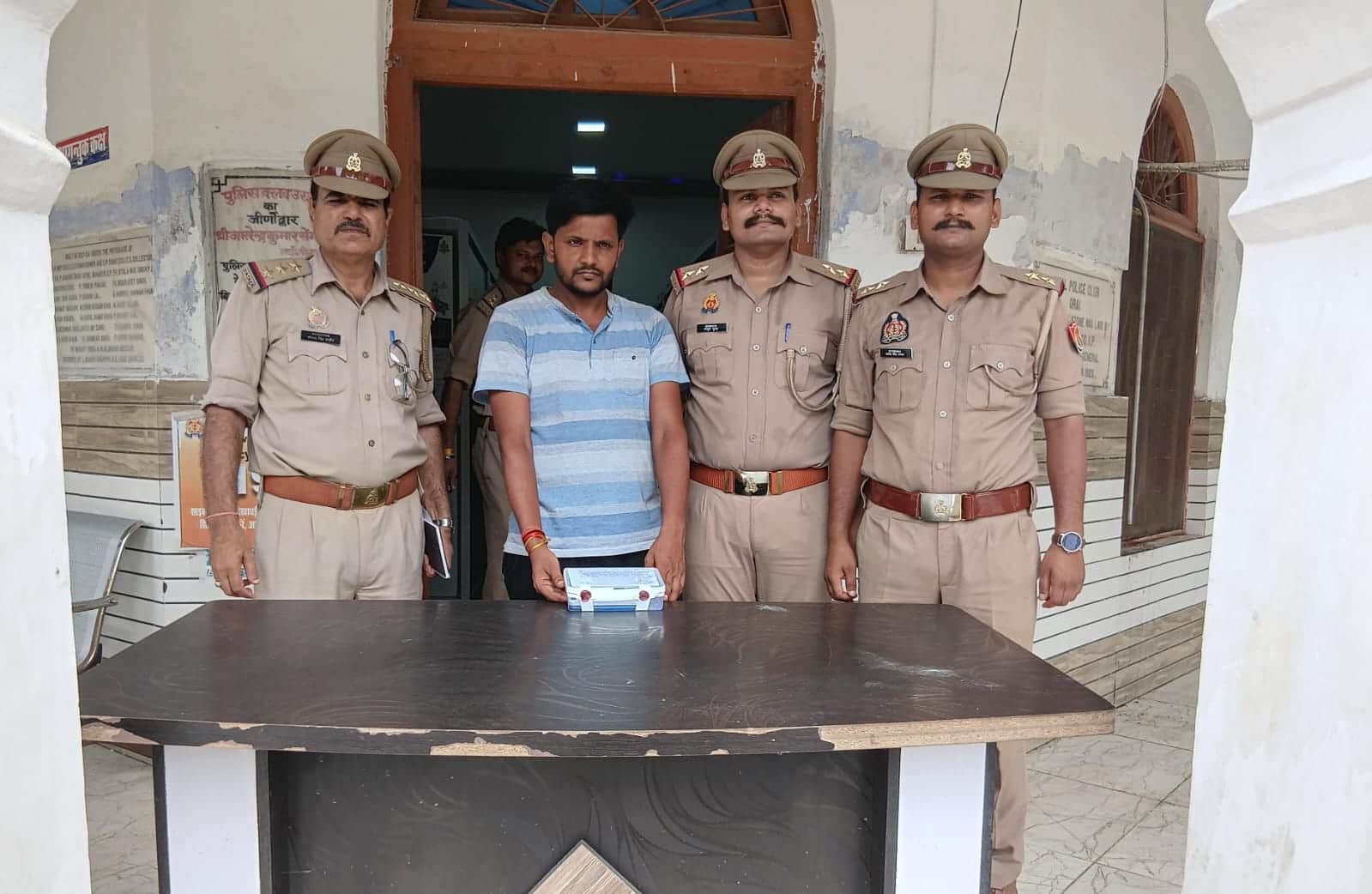 फोटो - 06 पुलिस गिरफ्त में आरोपी विनय कुमार। संवाद