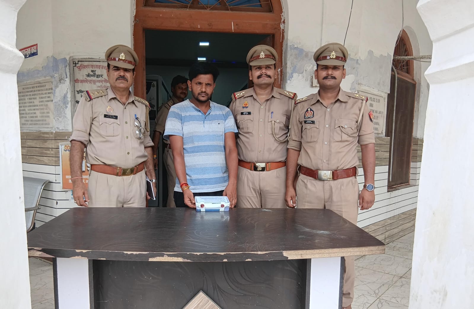 फोटो - 06 पुलिस गिरफ्त में आरोपी विनय कुमार। संवाद