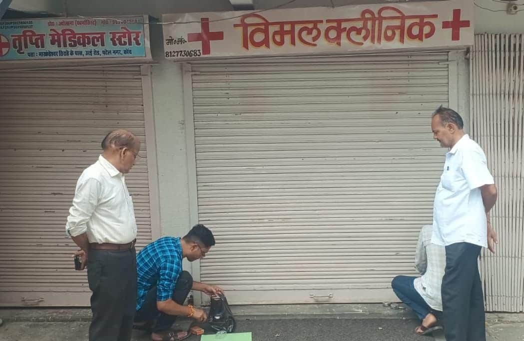 फोटो-11-कोंच में विमल क्लीनिक व तृप्ति मेडिकल स्टोर को सील करती स्वास्थ्य विभाग की टीम। संवाद