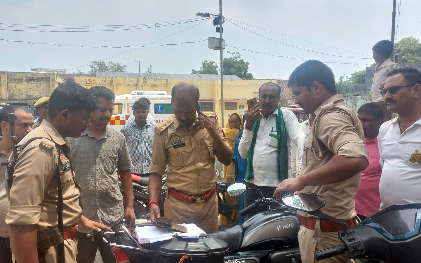फोटो-11-पाली पीएचसी पर जानकारी लेते पाली के प्रभारी निरीक्षक विजय मिश्रा। संवाद
