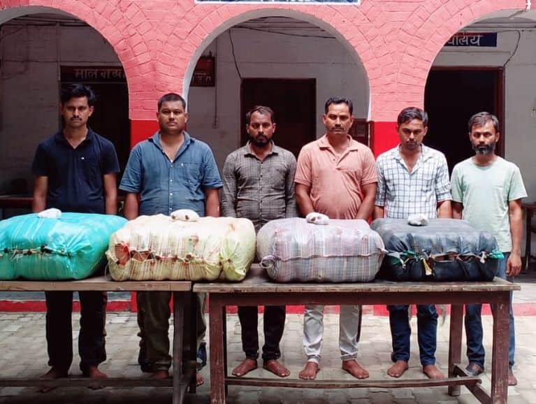 फोटो-11-पुलिस के हत्थे चढ़े गांजा तस्कर। स्रोत: पुलिस