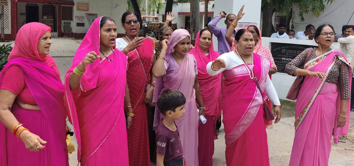 The Gulabi Gang staged a protest at the police station against the repeated assault on a woman.