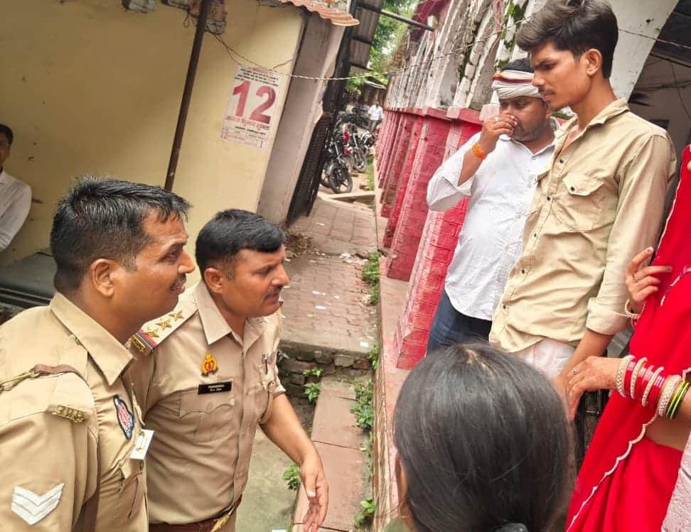 फोटो-18 कचहरी में युवक से जानकारी लेते इंस्पेक्टर। संवाद