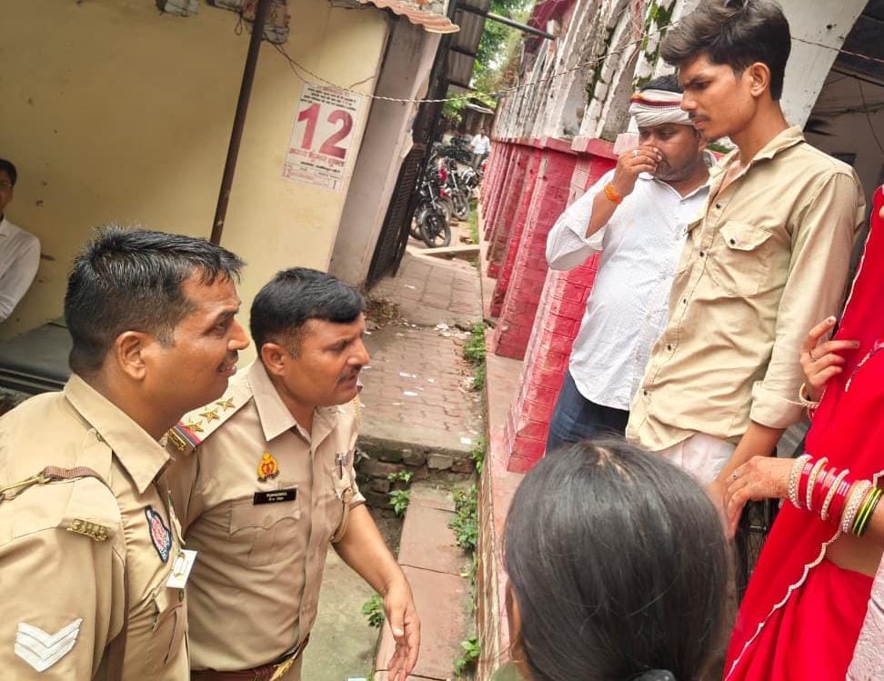 फोटो-18 कचहरी में युवक से जानकारी लेते इंस्पेक्टर। संवाद
