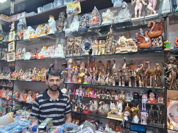 फोटो 1एसएफडीएम1शहर के मुख्य बाजार में भगवान की प्रतिमाओं को दिखाते हुए दुकानदार राकेश कुमार। स