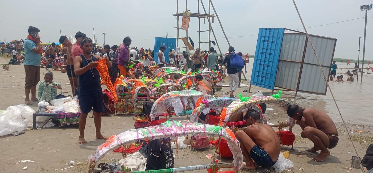 Kanwariyas set off from Soronji for their destination; the arduous foot pilgrimage began amidst chants of "Bam-Bam Bhole.