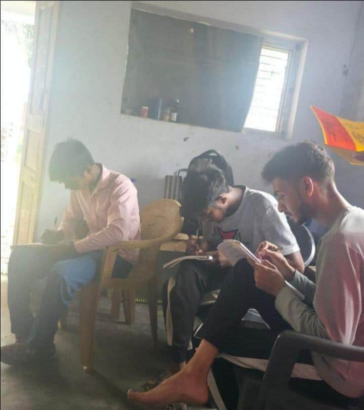 फोटो-23- मौरावां स्थित संस्कृत माध्यमिक स्कूल में पढ़ाई करते छात्र। संवाद