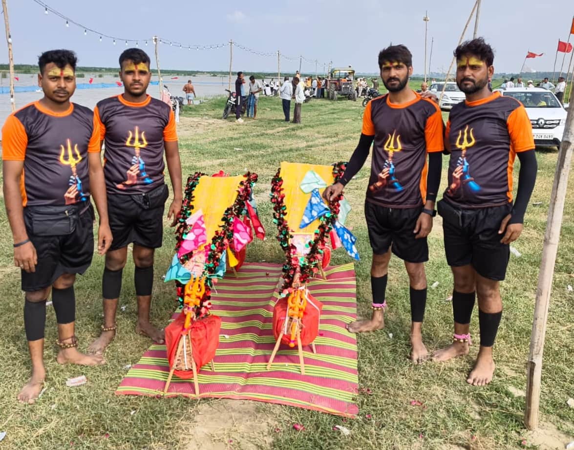 फोटो-24 तीर्थनगरी शृंगीरामपुर गंगा के आंचल में कांवड़ के साथ मैनपुरी की युवा टोली। स्रोत: जागरूक